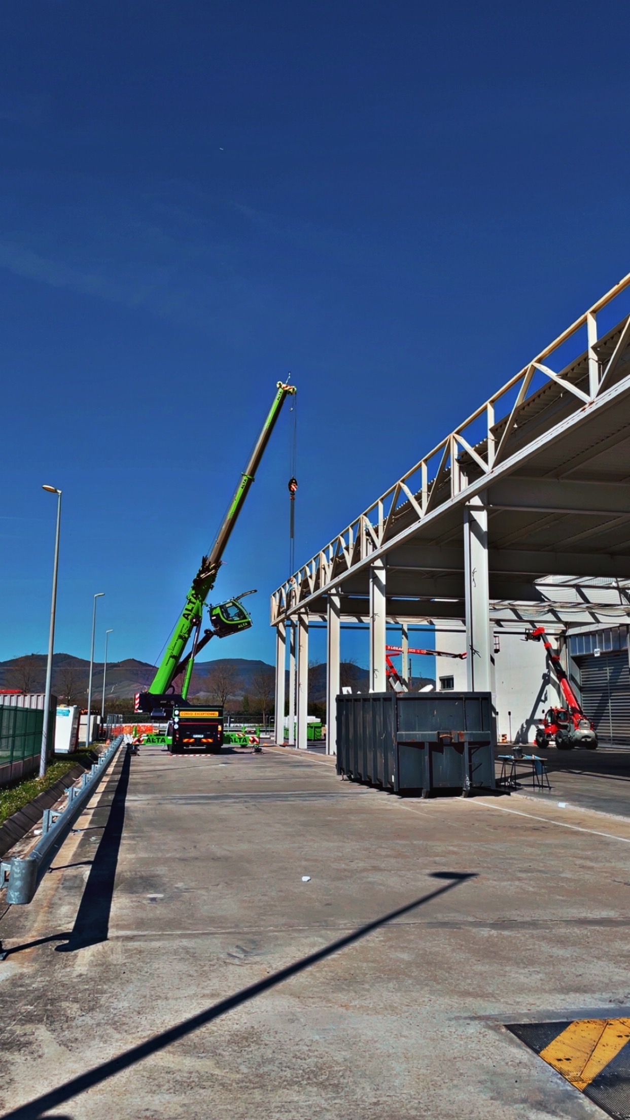 Intervention sur grue industrielle